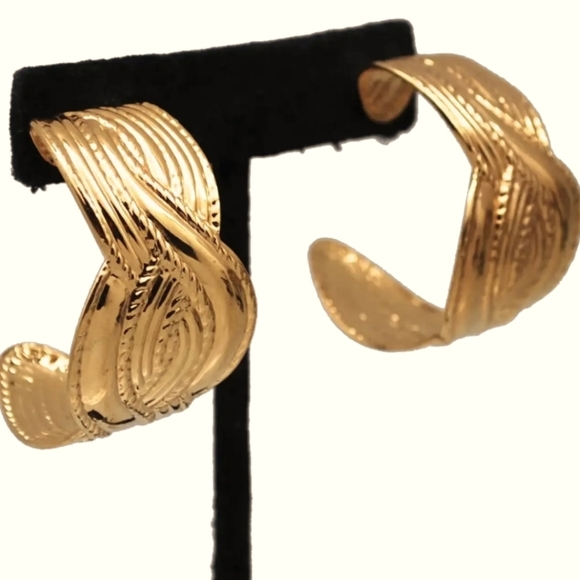 Vintage Gold Textured Hoop Earrings Bold Statement Wave Design Clip-On - Picture 1 of 15